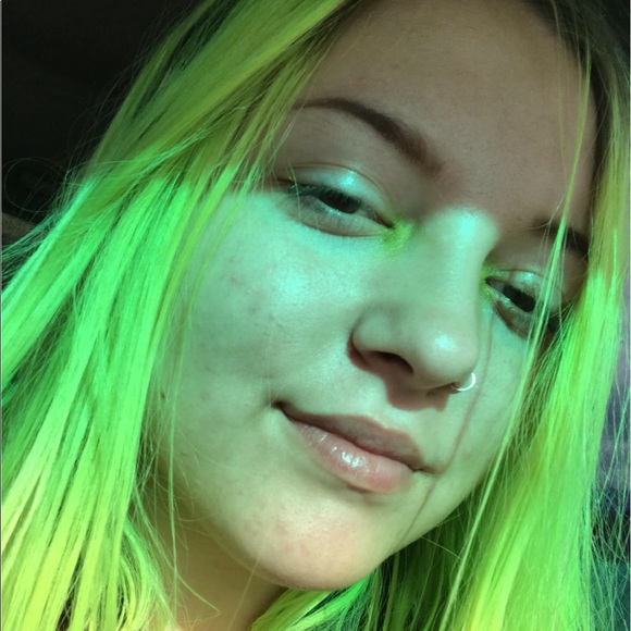 Meet your Posher, Adrienne - Picture 4 of 7